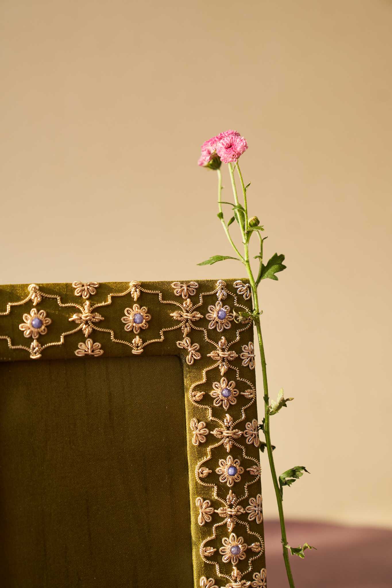 Kat Jaal Zardozi photo frame featuring intricate embroidery and handcrafted details, perfect for elegant decor