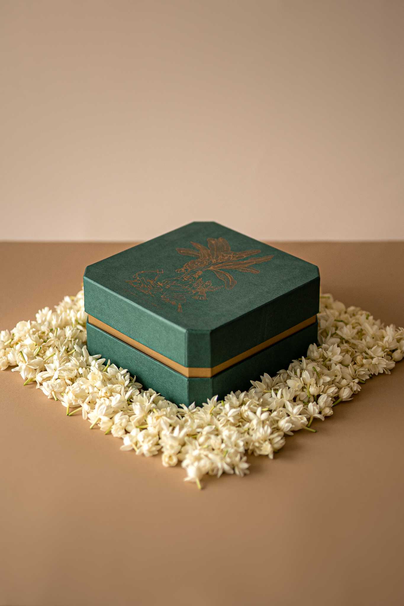 Karigar green packaging box featuring a stylish and elegant design for versatile storage