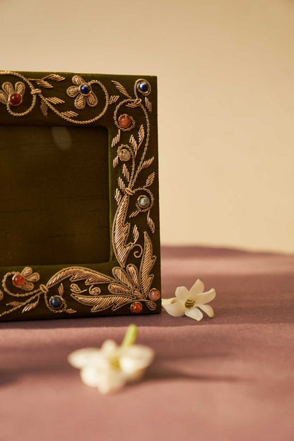 Kat Jaal Zardozi photo frame featuring intricate embroidery and handcrafted details, perfect for elegant decor